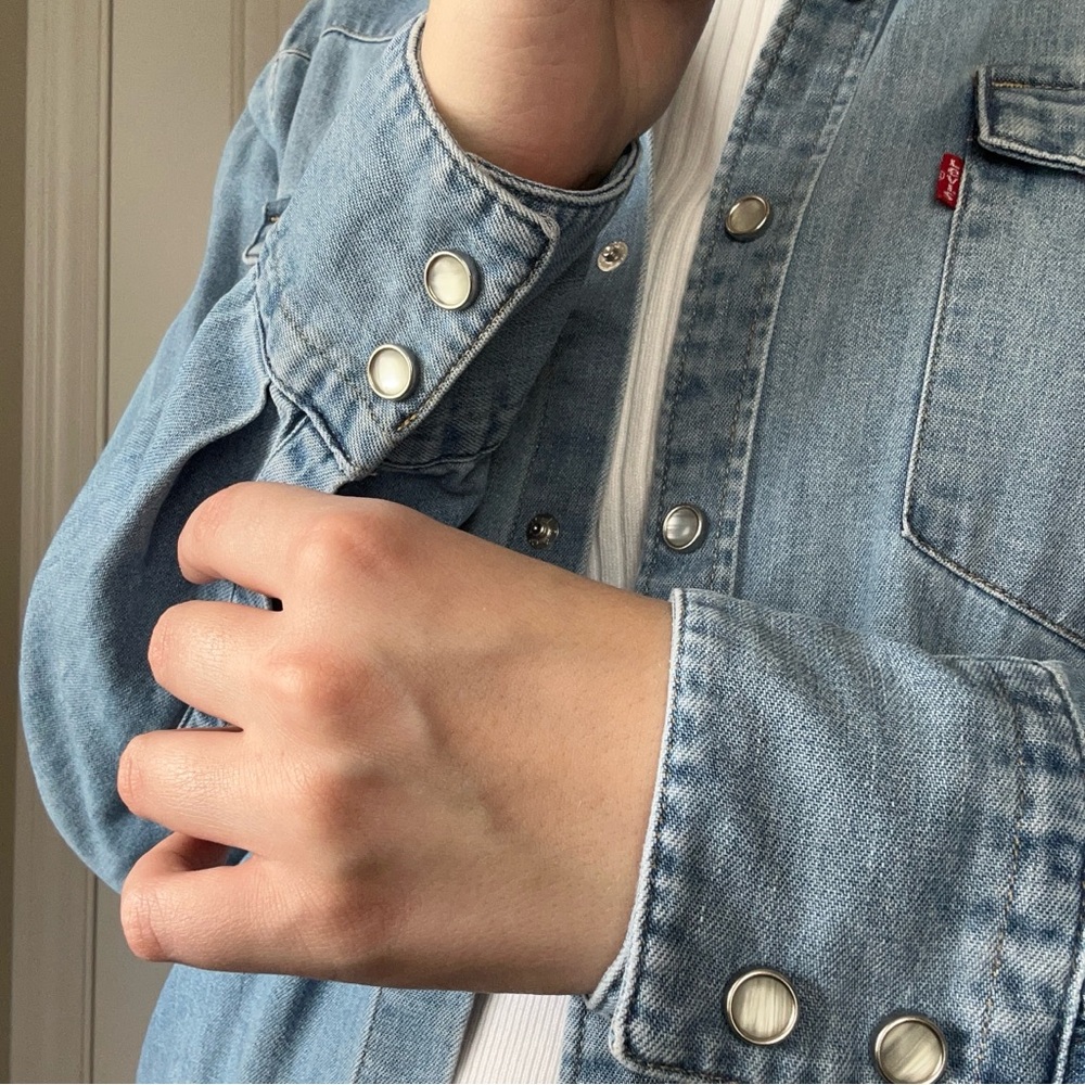Levi’s Iconic Western Denim Shirt - Picture 4 of 10